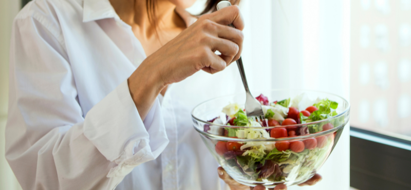 Mulher melhorando o melasma através da alimentação